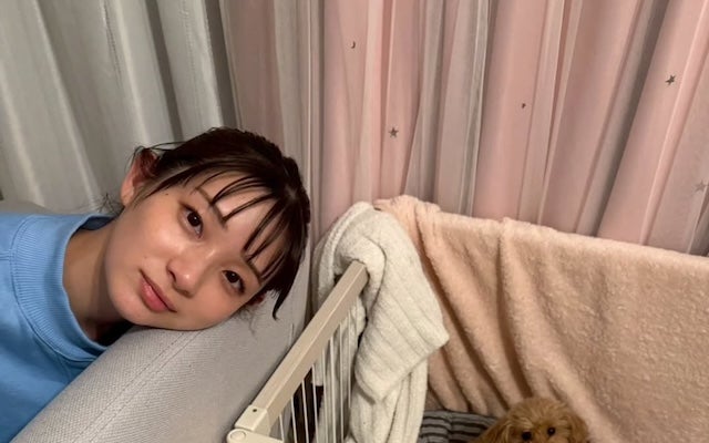 「首だけ差し出しているのが堪りませぬ」足立梨花と子犬のツーショットにファンからコメント続々