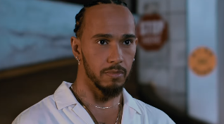 ルイス・ハミルトン、Ferrari加入記念で“映画の主人公”に！ファン大興奮