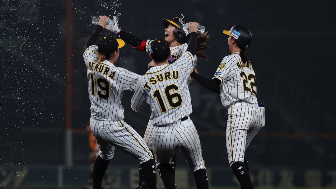 ジャンプショットが話題の“美人野球ガール”、キャプテン愛があふれる投稿に反響