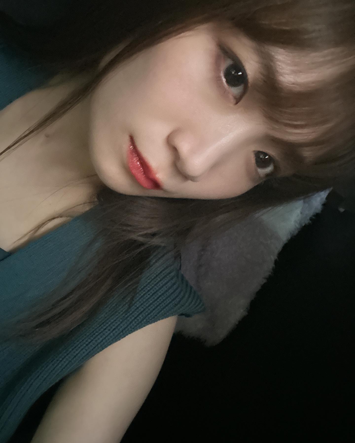 秋元真夏がセルフィーを披露😍いつもと違うクールな雰囲気にファン大興奮❗️