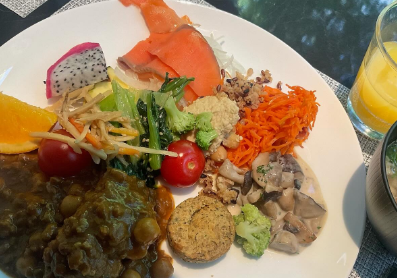 「カレーはマスト！」東ちづる、ホテル朝食ビュッフェの“野菜＆カレー愛”が炸裂！