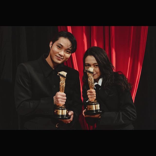 磯村勇斗と二階堂ふみがトロフィー片手に2S👏「同世代の心強い同志、戦友です。」