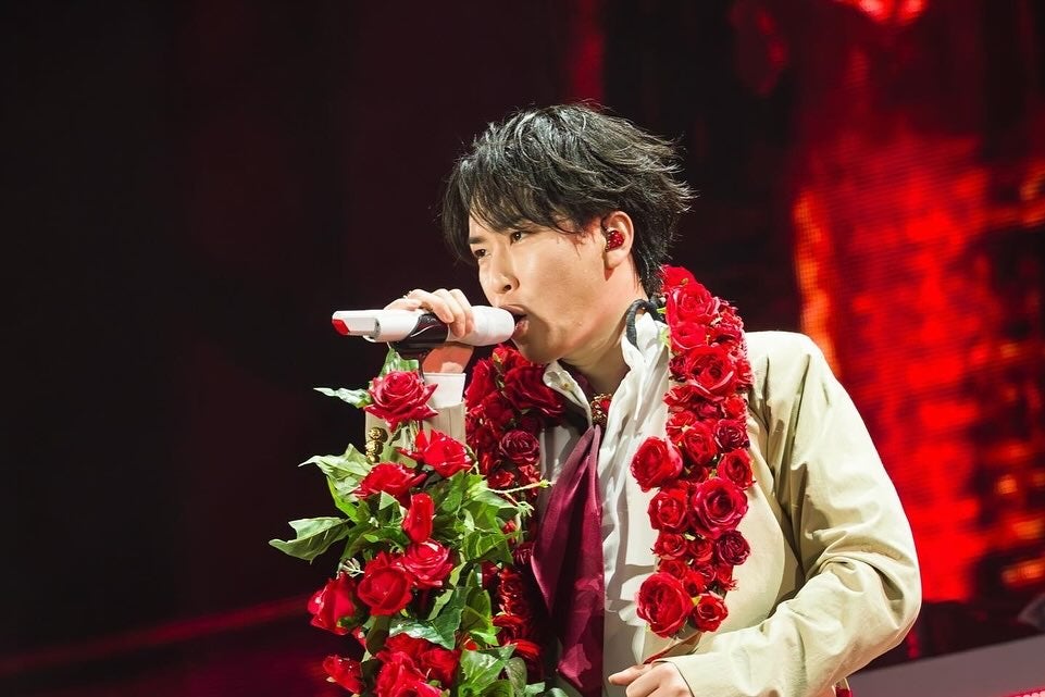 SnowMan宮舘涼太、薔薇に囲まれるステージ写真が話題に