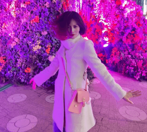 「反り具合バッチリです」人気ラウンドガール、ピンクが映える”ぶっ飛びダンス”をヒルズで披露！反響続出「吹っ切れた感が良き」