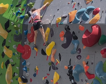 「太陽拳をくらいながら…」美女スポーツクライマー、”イケナイ太陽に合わせ・情熱クライミング”！報告にファン祝福