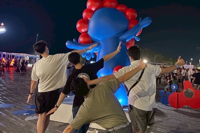 ミャクミャクポーズもおてのもの！！甲斐孝太郎がサンバーズメンバーと大阪万博満喫！！