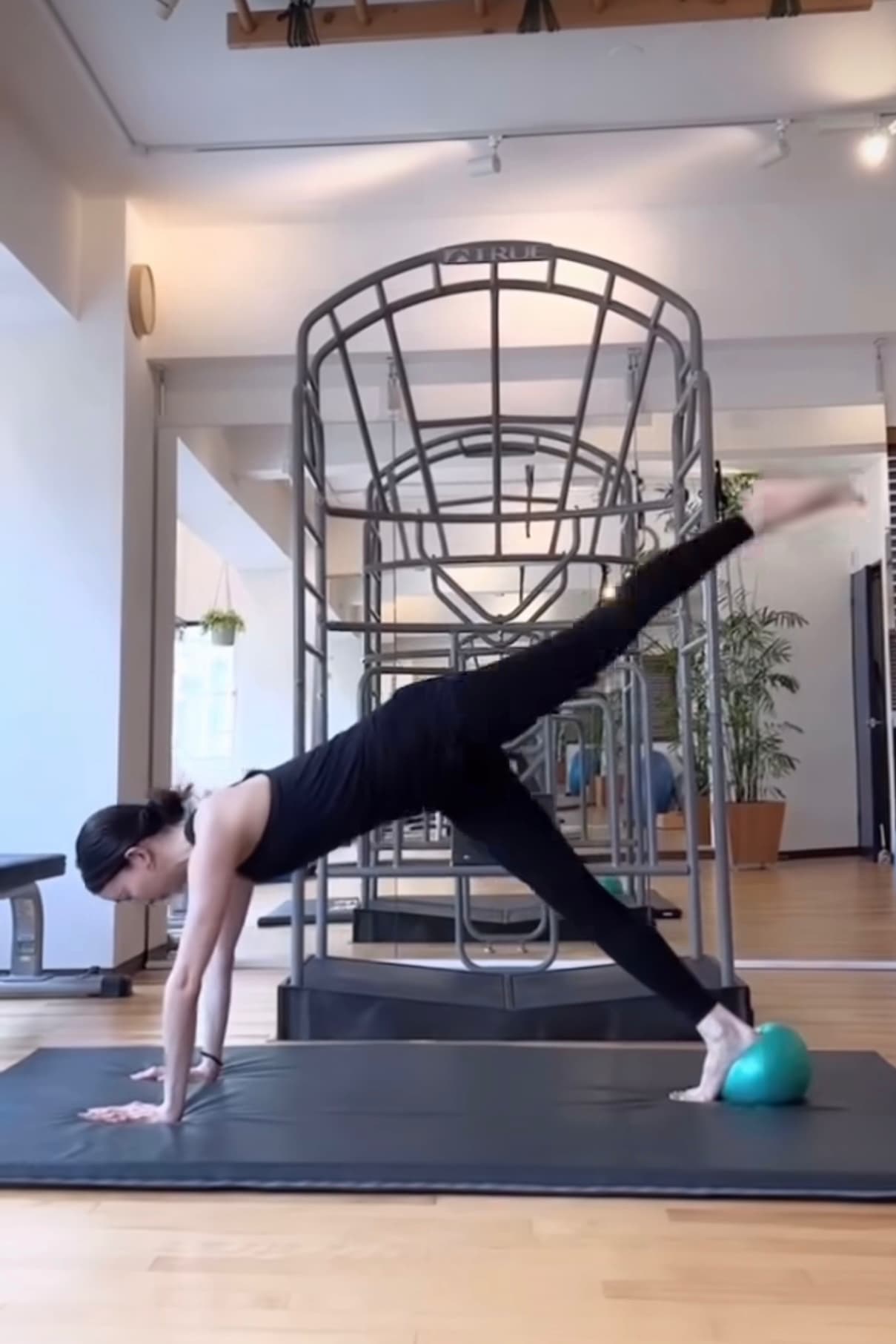 松島花、華麗すぎるワークアウト動画にファン魅了！「美しくてずっと見ていられます」