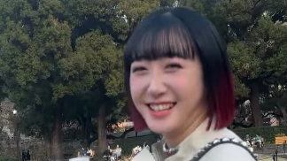 秋山眞緒が最新シングルの世界観を動画で表現！“真っ赤な薔薇”と共に届けるメッセージとは？