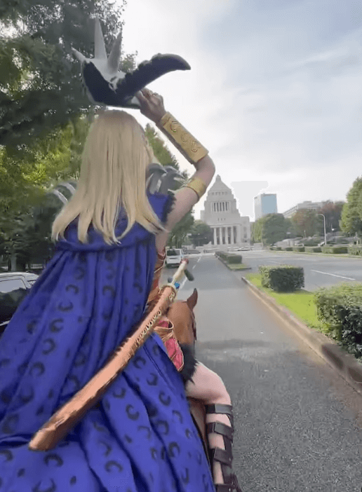 「国内初！？」明日花キララ、あの超人気漫画コスで”勇ましすぎる”フォト＆ムービーを披露！大反響がネットで巻き起こる