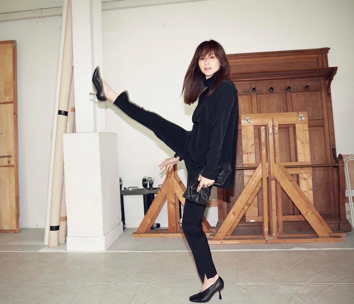 井川遥のスタイリッシュな美開脚ショットに反響「可愛い過ぎるよ....😍😍😍」