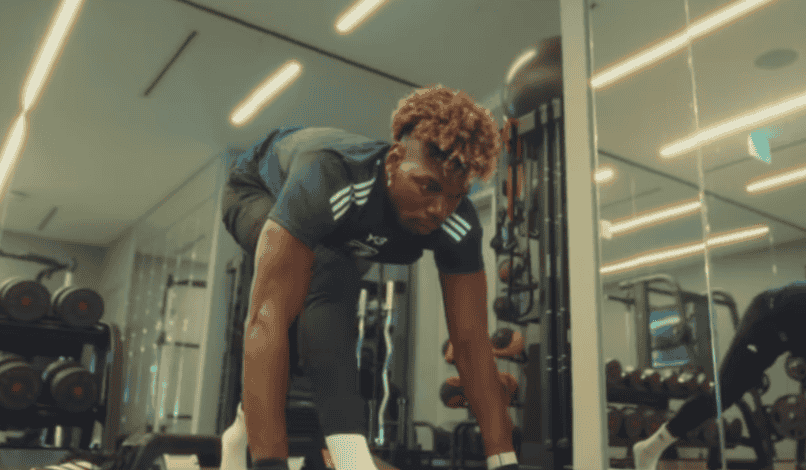 元フランス代表MFがまさかの日本代表ユニでトレーニング