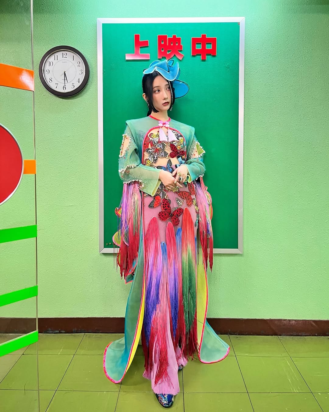 ドラマでも活躍するあの大人気タレントがド派手な衣装を紹介！