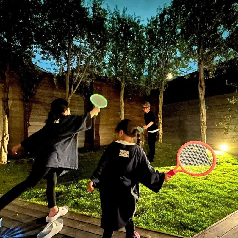 田村淳が自宅で娘とバドミントン！？「なんて素敵なお庭なんでしょー」