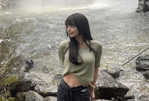 「滝よりみさたんに目を奪われる」レースクイーン兼任のモデル・青山水咲、大滝バックの美ショットを披露し話題に！