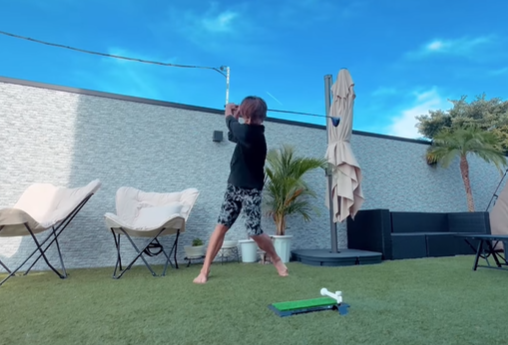 「ダフってます😂」杉浦太陽、豪華自宅バルコニーでゴルフ練習！？