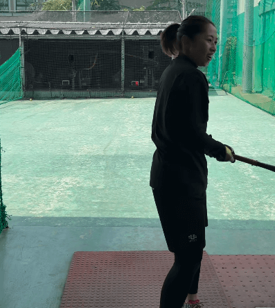 「硬いボール打ってきた！」野球美女子、木々をバックに情熱のバッセンムービーを披露！ファン拍手喝采「ナイスバッティングです」