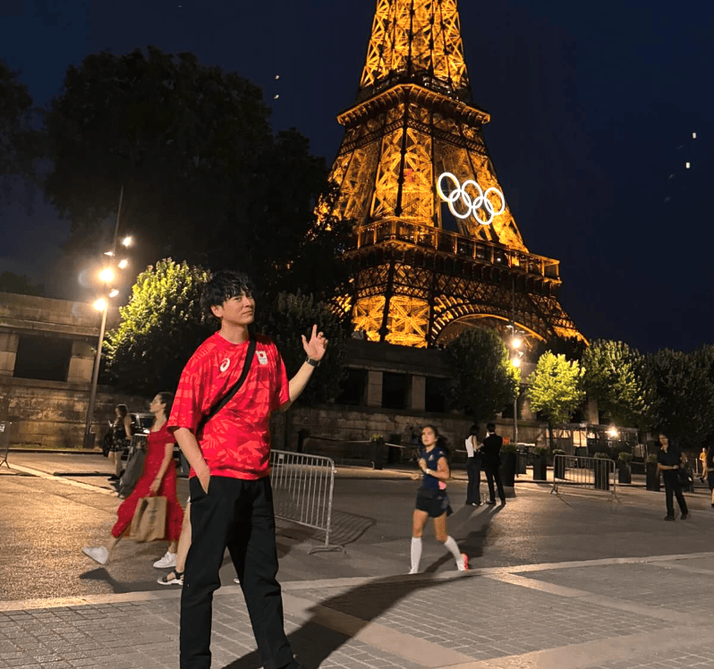 山下健二郎　パリからの帰国を報告