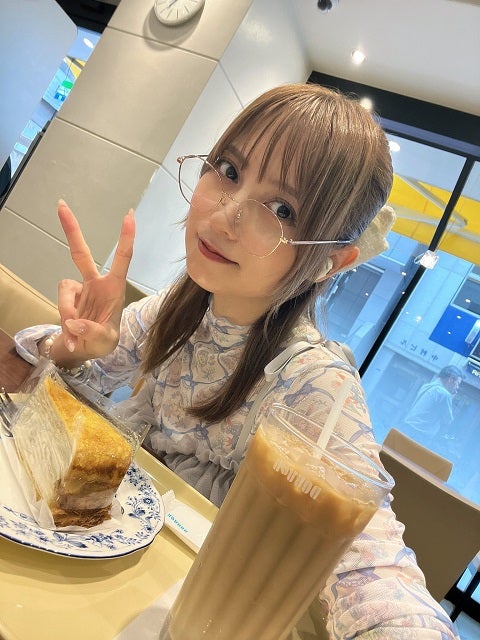 「〇〇がいっちゃんすき」桃月なしこが久々？自撮り投稿！大好きなスイーツを前にしたメガネ姿に「可愛い」コメント殺到