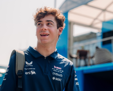 F1 アルピーヌが笑顔でカウントダウン！開幕直前の“待ち遠しすぎる”オフショットに注目