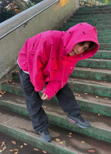 アイドル  岩橋玄樹 超ド派手なピンクの洋服を披露！