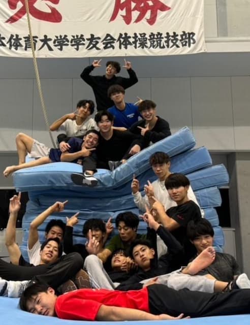 白井健三　日体大体操競技部のアベック優勝を祝福