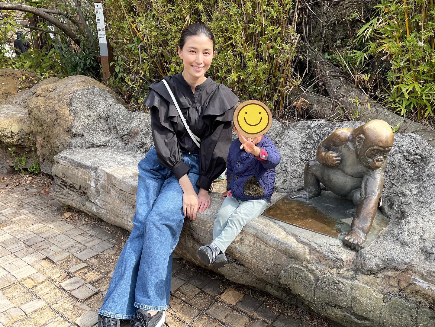 橋本マナミさんが愛息子と動物園を満喫🌽息子はとうもろこしに夢中❓