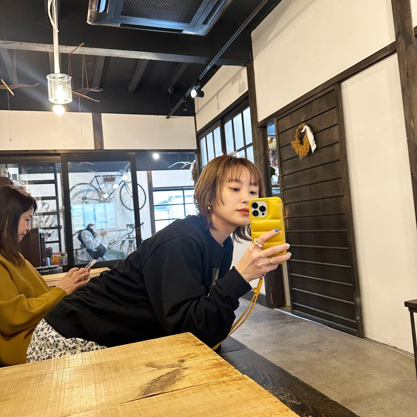 高橋愛、古民家カフェを満喫☕️✨ファッションにも注目❗️👀