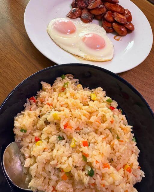 小沢仁志、朝から全開！彩りピラフ＆目玉焼きでドジャース戦に備える漢メシ！