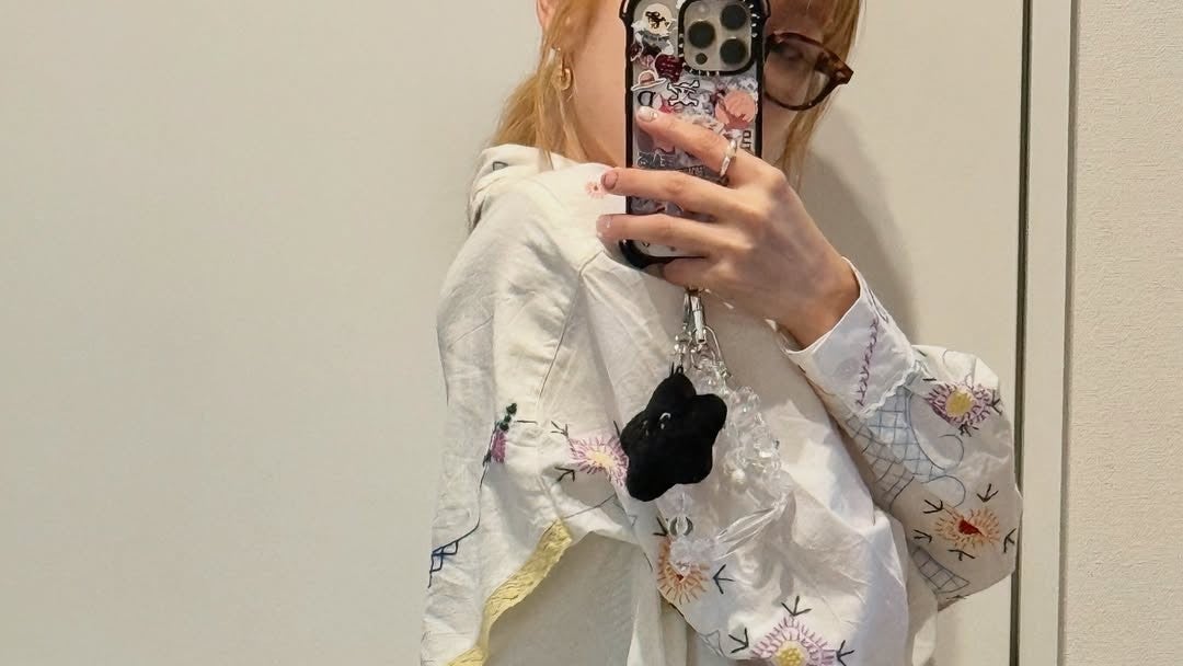 “刺繍が可愛すぎてキュン”…元国民的アイドルが魅せた“私服の破壊力”