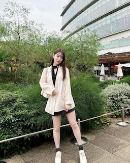 元人気アイドル 超ミニ着用の美脚ショットにいいね殺到 ファン悶絶の1枚が話題に