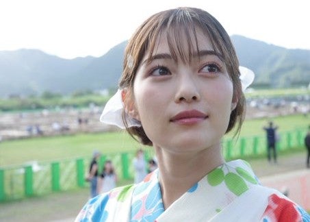 井上咲楽、夏の花火大会で魅せた浴衣姿　爽やかな笑顔を披露