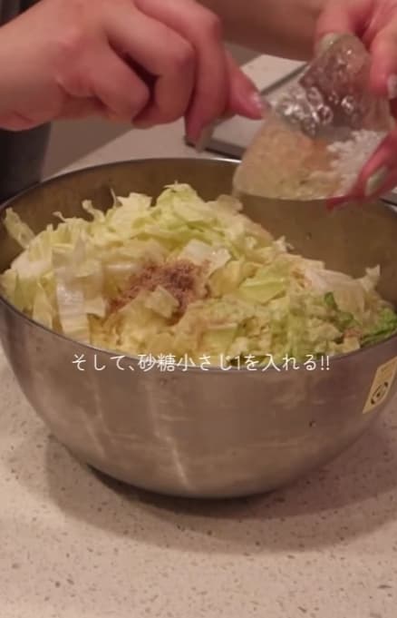 「むくみ解消に神レシピすぎた…」加藤綾菜がシェアした、使いきれない白菜が絶品副菜に大変身！