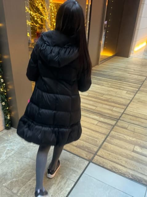 市川海老蔵、後ろ姿がそっくり！麻央さんの思い出がよみがえる瞬間…娘がママのコートを纏う日