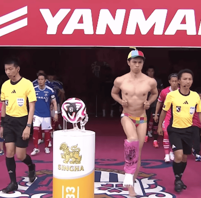 「骨折の痛みは関係ねぇ!?」登場したある芸人はピッチで裸!? 選手苦笑いで握手交わす