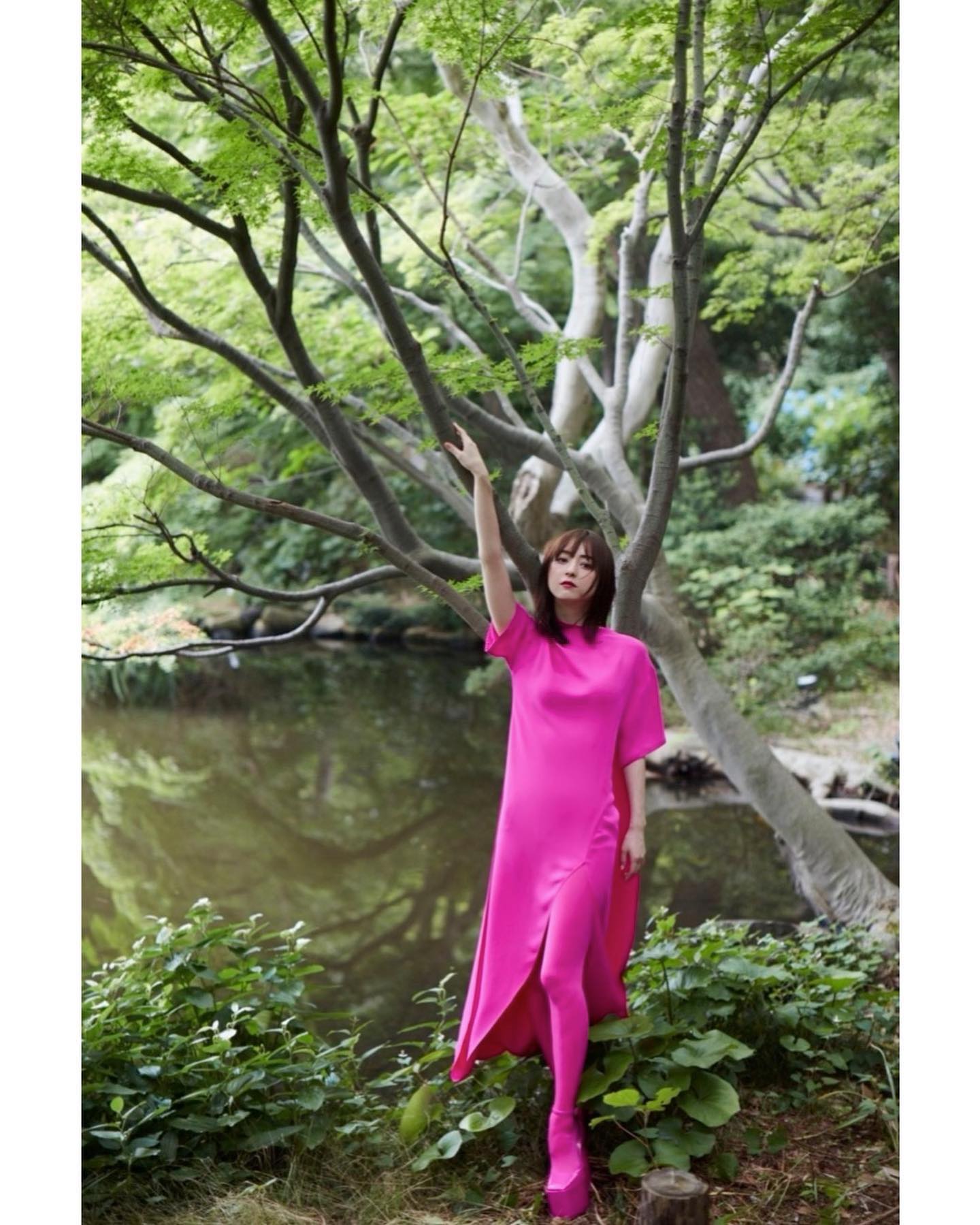 佐々木希さんの「ド派手」な全身ピンクコーデが話題に