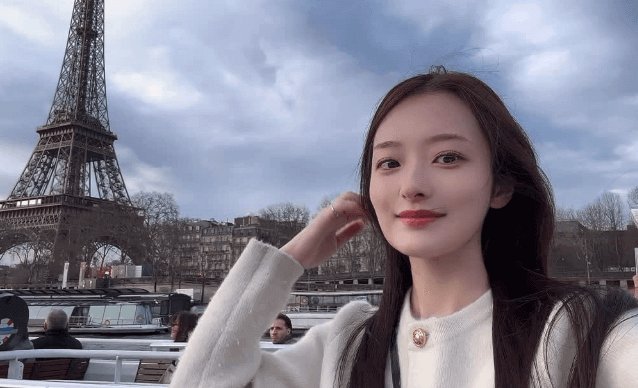 「可愛すぎて困ります」人気モデル、パリのセーヌ川を行く”ドラマティック・リバームービー”を披露！ファン夢心地に「世界規格の美しさ」