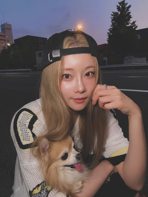 「ほんで飼い主顔テカテカですね」36歳 重盛さと美、愛犬抱いた可愛すぎる美魔女ショットにファンメロメロ！