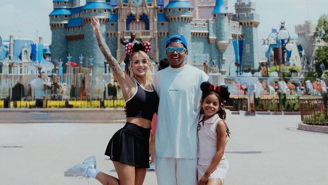 “去就の行方は…？”白シャツ姿で笑顔のスター選手、米国でのオフが話題に