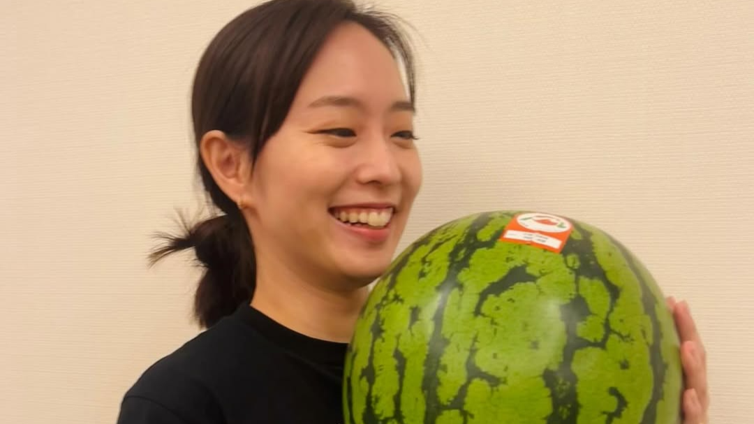 元卓球日本代表・石川佳純、山形の名産「尾花沢西瓜」に笑顔