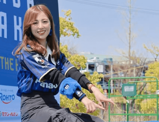 「ヤバい！むちゃくちゃ可愛い」サッカー美女キャスター、クールビューティーなスニーカーショットにファン惚れ惚れ「かっこいい」