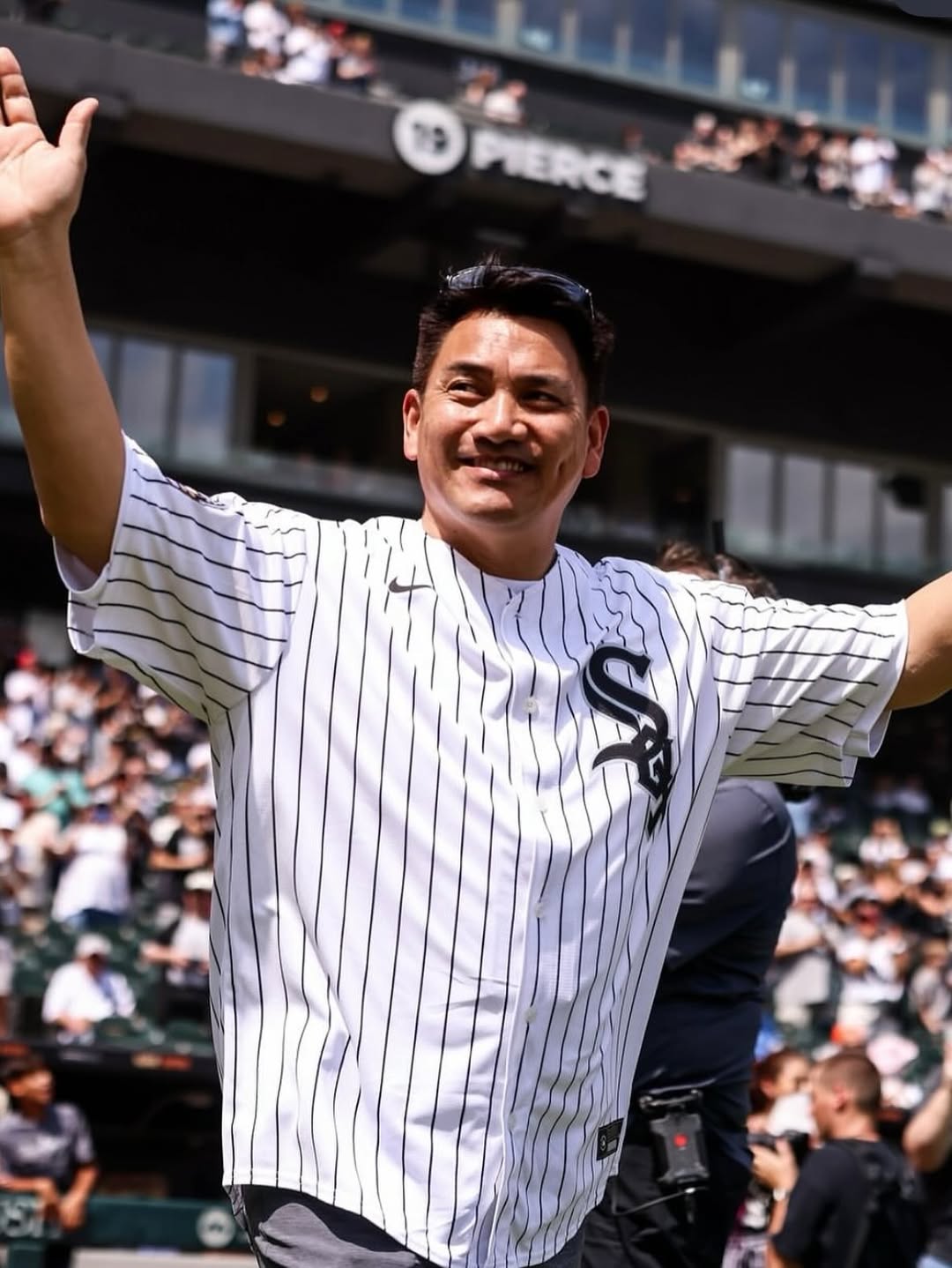 「やっぱりストライプが似合う！」井口忠仁、かつて所属したMLB・ホワイトソックスの20周年記念セレモニーに参加！