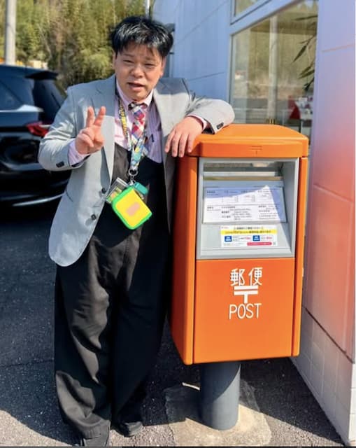 「天才と天才のコラボ？」ジミー大西が柿色のポストとのツーショット写真を投稿！