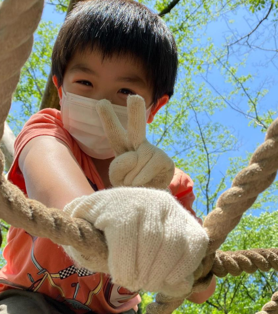 アスレチックで池ポチャも息子の成長に「ナイストライ〜👏👏」潮田玲子さんが家族でGWを満喫😆