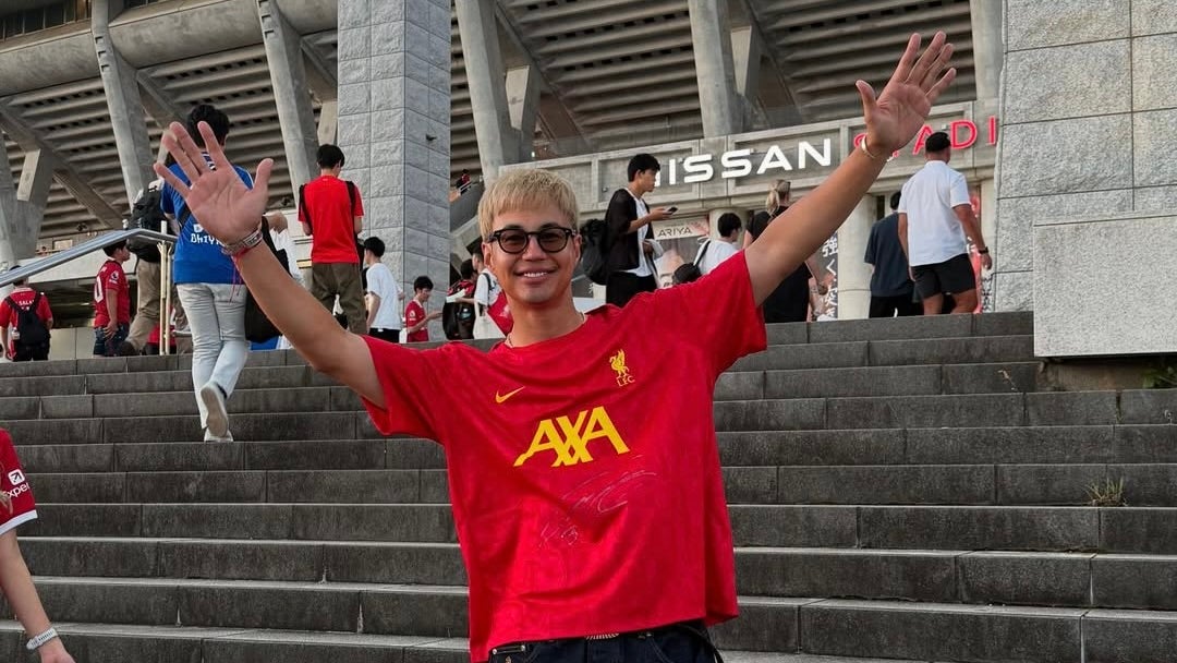 「譲渡して下さい(笑)」ユージ、サッカー日本代表・遠藤航選手のサイン入りTシャツを着て、リヴァプールvs横浜Fマリノスを観戦！