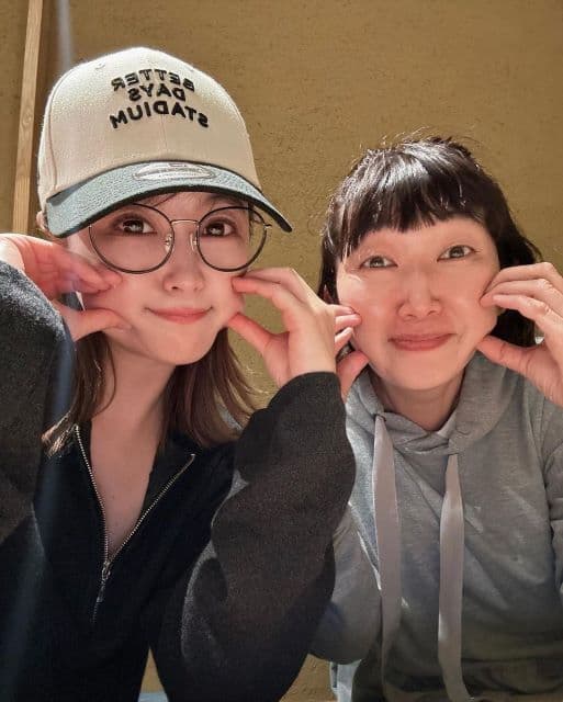 「友達増えてく」鈴木奈々、あの芸人とほっぺハートポーズを披露！交友関係が広すぎると話題に