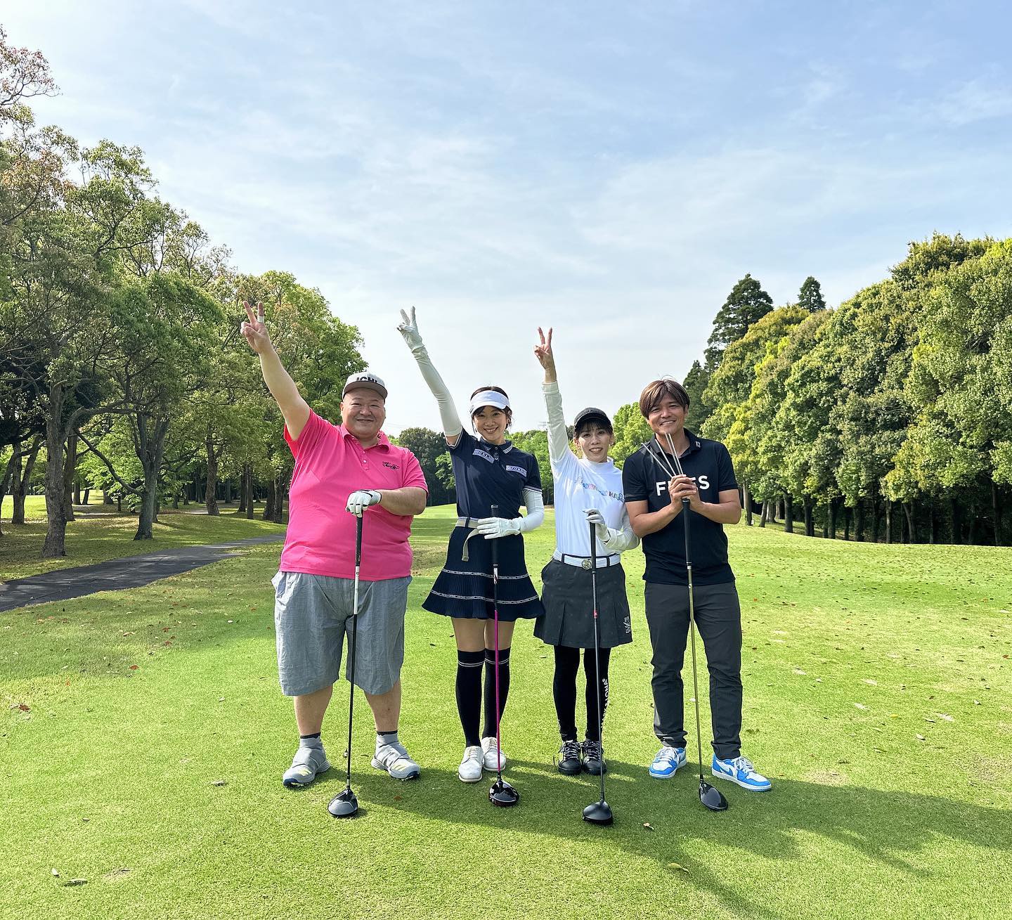 まるでアベンジャーズ💪❗️❓吉田沙保里があのレジェンド達とゴルフショットを公開🏌️‍♀️