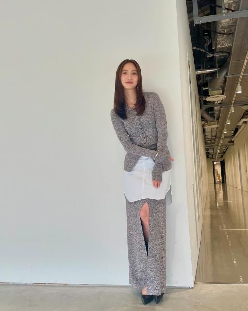 堀田茜「スリットからチラリ美脚」ショットにファン歓喜！