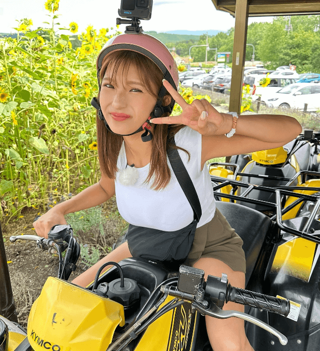 軽トラ女子・三田悠貴「IN ぜるぶの丘」！向日葵揺れるサンフラワーショット公開でファンうっとり