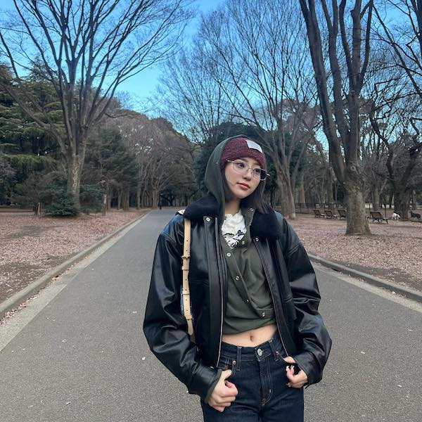 「寒くてもお腹はだす」中町綾が寒空の下、へそ出しコーデを披露！