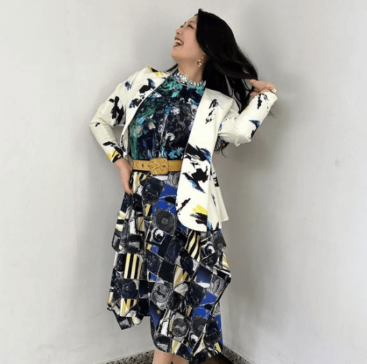 ”イヤ～な女社長”で話題沸騰の個性派女優、昭和にタイムスリップ”バブリー・高飛車ショット”に大反響！「最高です」